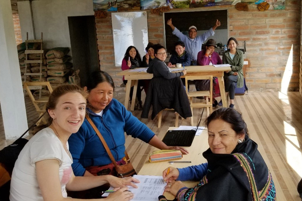 Emprendedor exitoso celebrando su capacitación